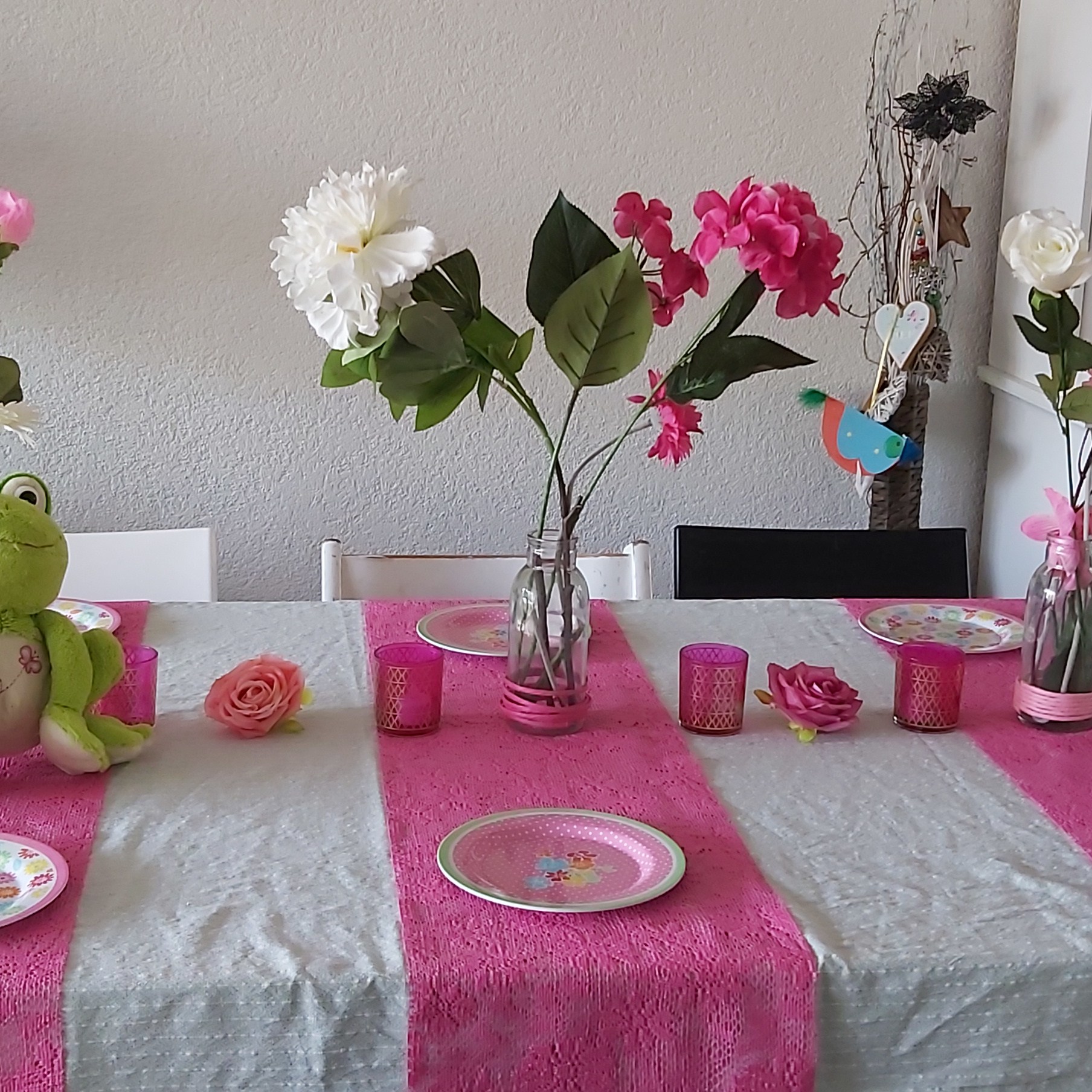Tafel prinsessenfeest gedekt met decoratie uit de themakist